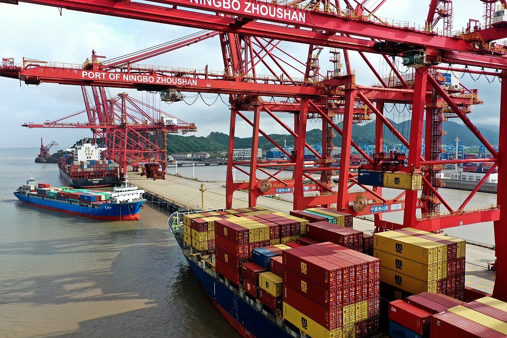 Container ships spend fewer days in port SSE.jpg