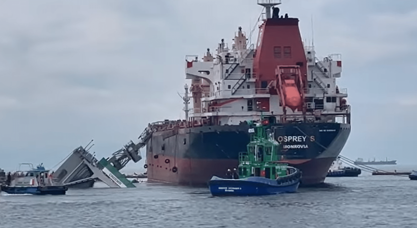 Crane falls onto bulk carrier in Türkiye