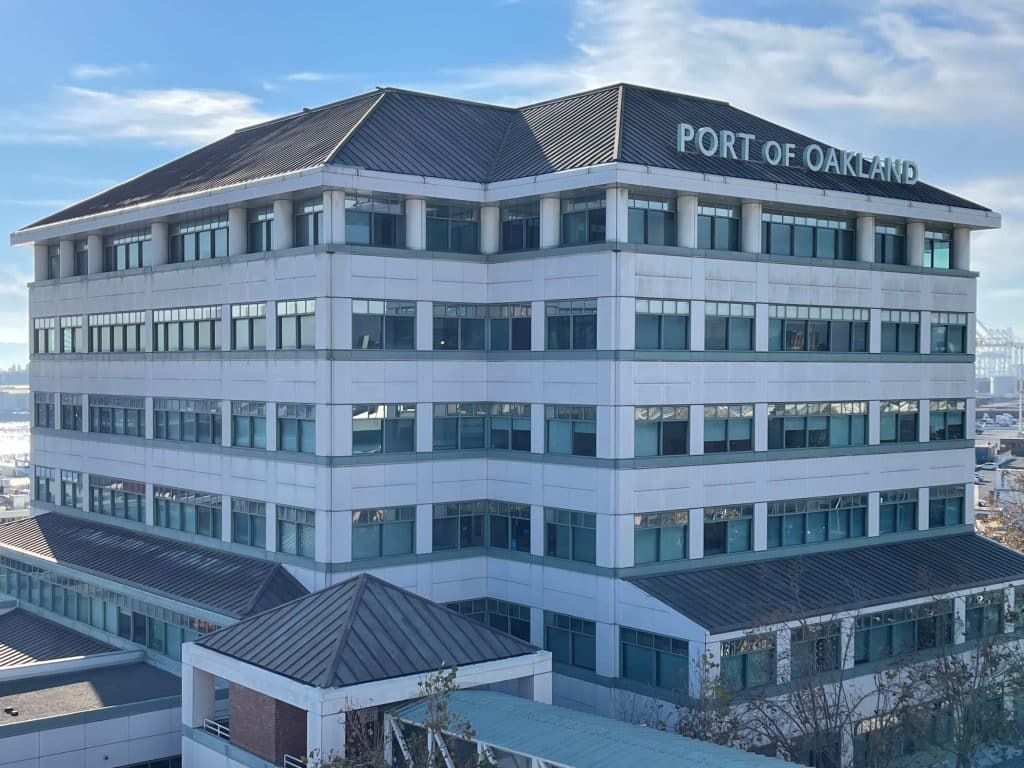 Port of Oakland approves over US550 million budget for FY.jpeg