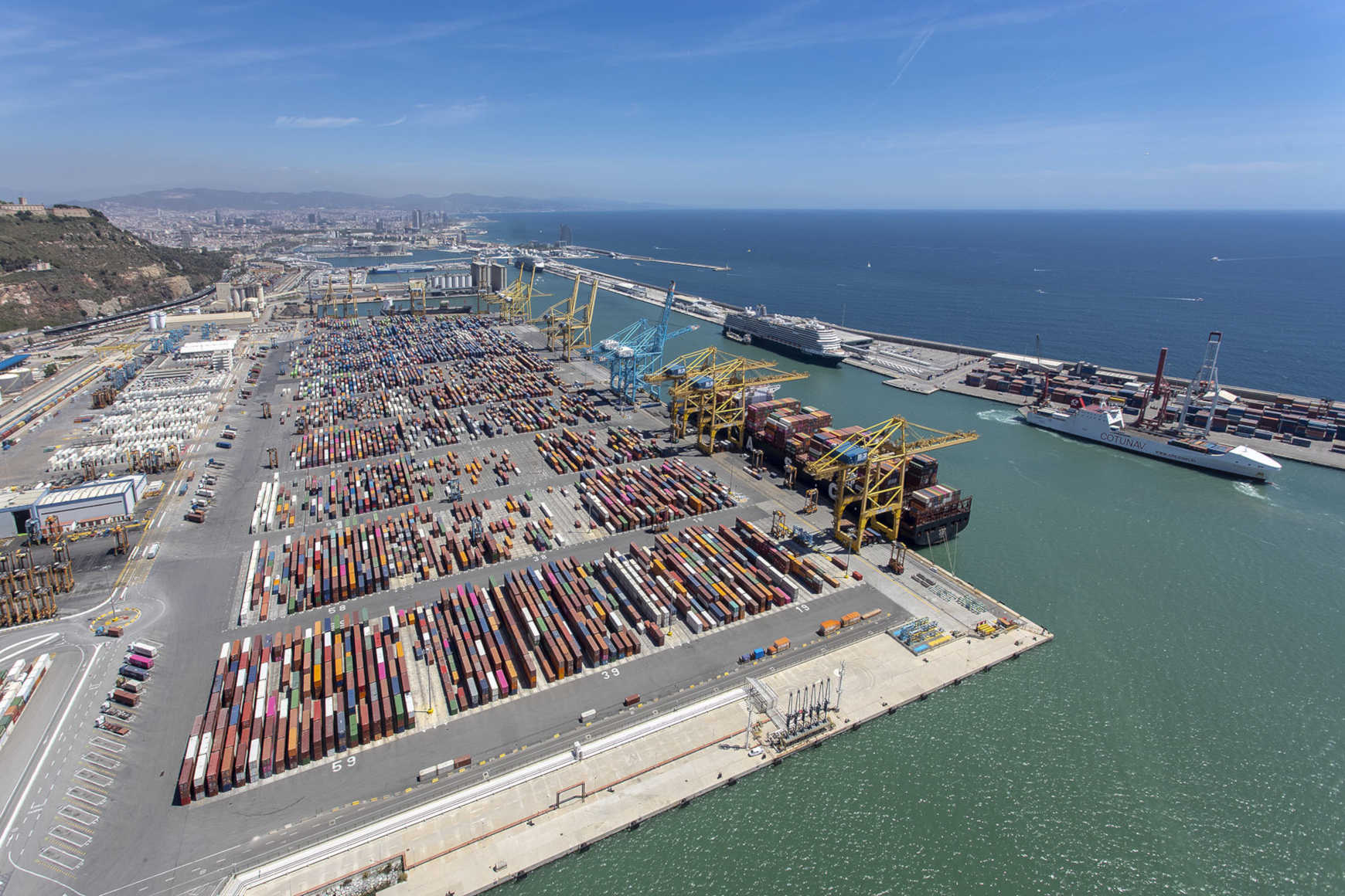 APM Terminals orders 21 straddle carriers for its Barcelona facility