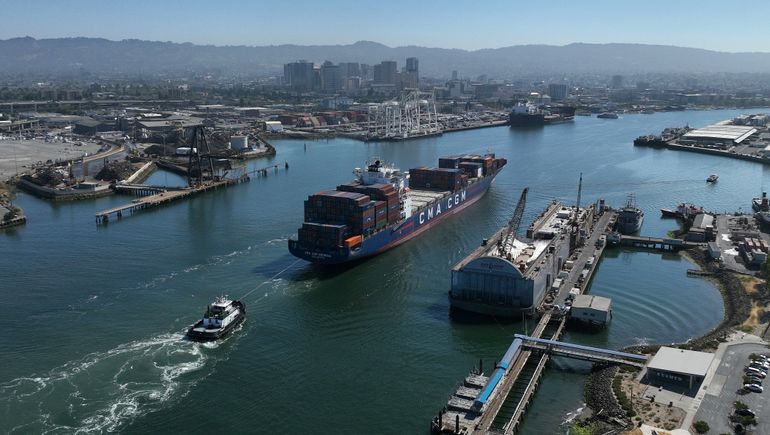 Port of Oakland cargo volumes drop 15 in August.jpg