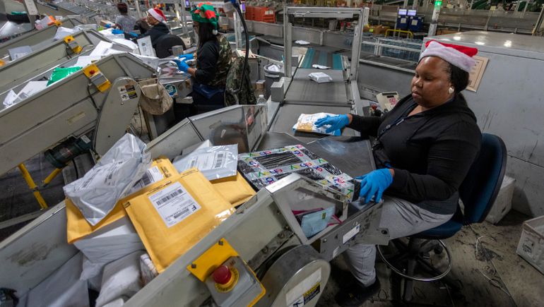 US Postal Service wont levy peak surcharges this holiday season.jpg